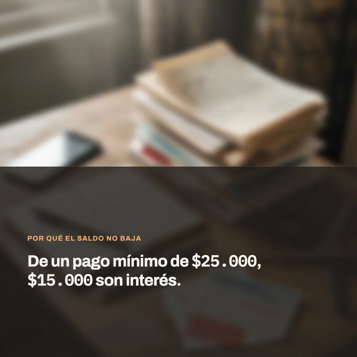 Sobres de cuentas y estados de cuenta ordenados sobre una mesa, con una libreta al lado, para como salir de deudas Chile