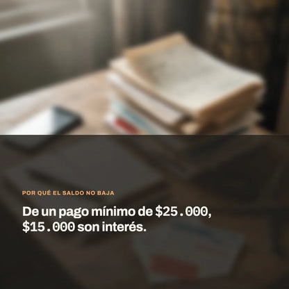 Sobres de cuentas y estados de cuenta ordenados sobre una mesa, con una libreta al lado, para como salir de deudas Chile