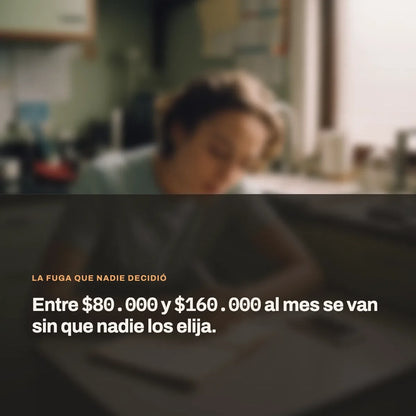 Escritorio con una libreta de gastos, una taza y un teléfono, con la luz de una tarde, para finanzas personales Chile