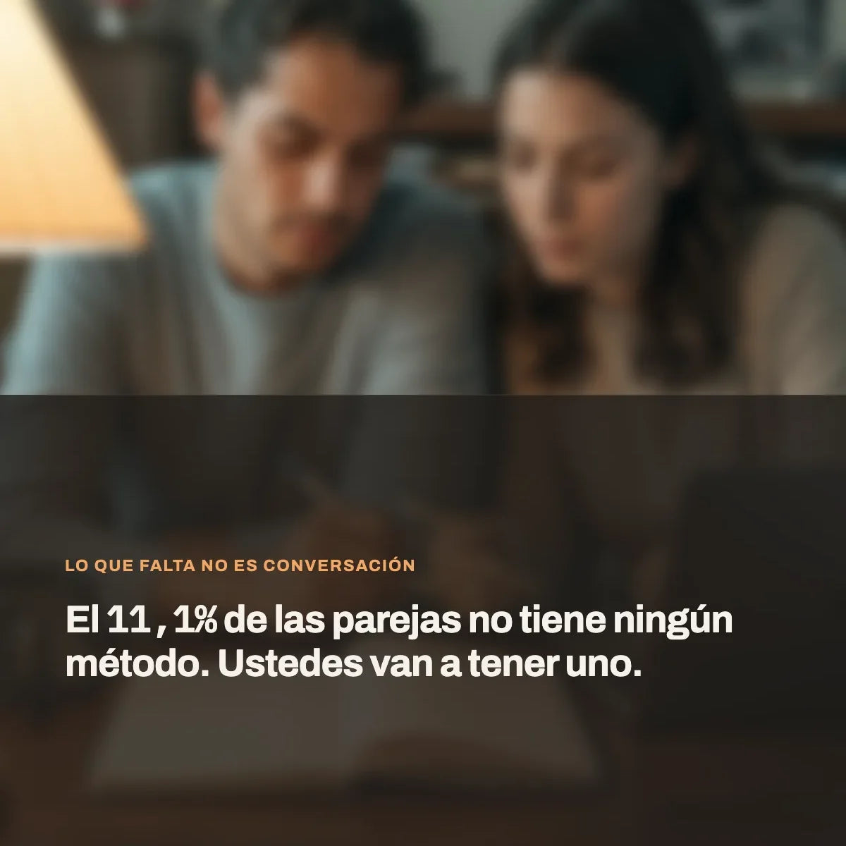 Una pareja sentada a la mesa de su casa revisando sus cuentas del mes juntos, para finanzas en pareja